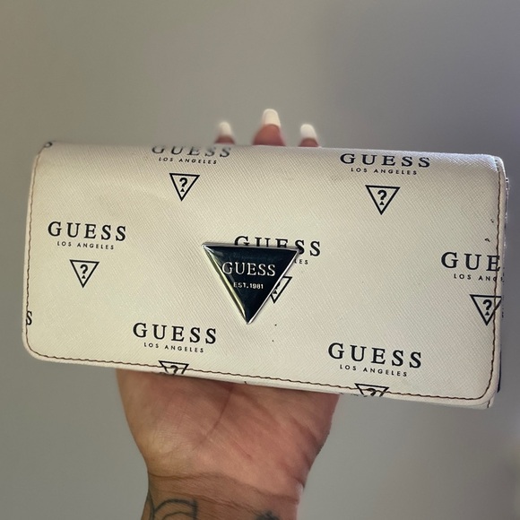 GUESS Logo Print Trifold Wallet ‼️FREE w/ purchase‼️ - Picture 1 of 8
